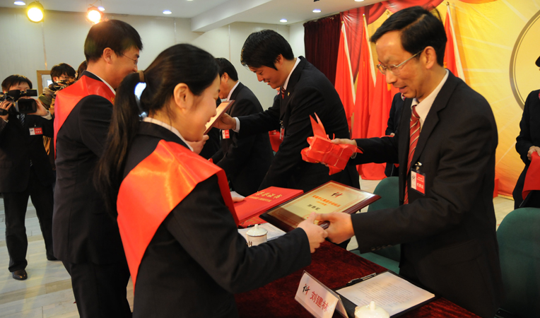 集團領導給勞動標兵頒獎