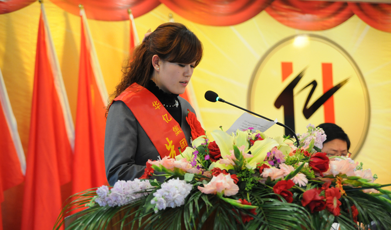 先進個人代表上臺發言