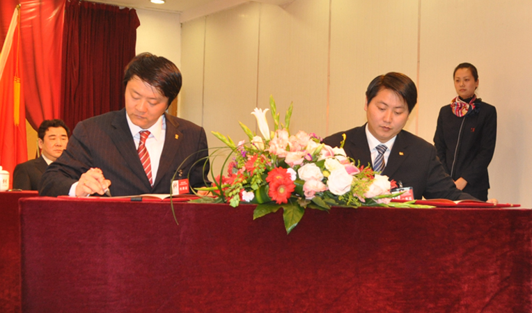 華億集團總裁項領與華億置業總經理鄒瓊宇簽訂2013年度《經營管理目標責任書》與《安全生產目標責任書》