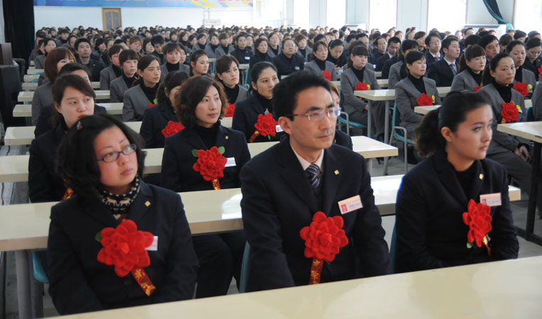 先進代表、后勤機關的代表和一線員工的代表,約400人參加了大會