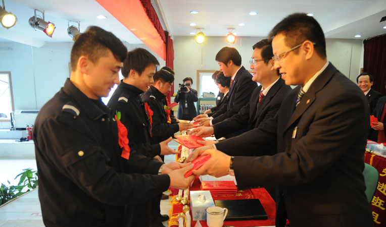 華億國際2012年度先進個人依次上臺頒獎