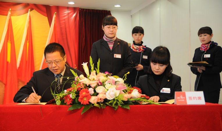 張樹華常務副總經理與各品類部經理簽訂《2013年度的經營目標責任書》