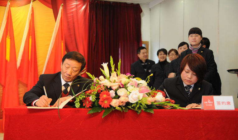 華億集團黨委副書記、安全保衛處處長章國平與各品類部簽訂《安全目標責任書》