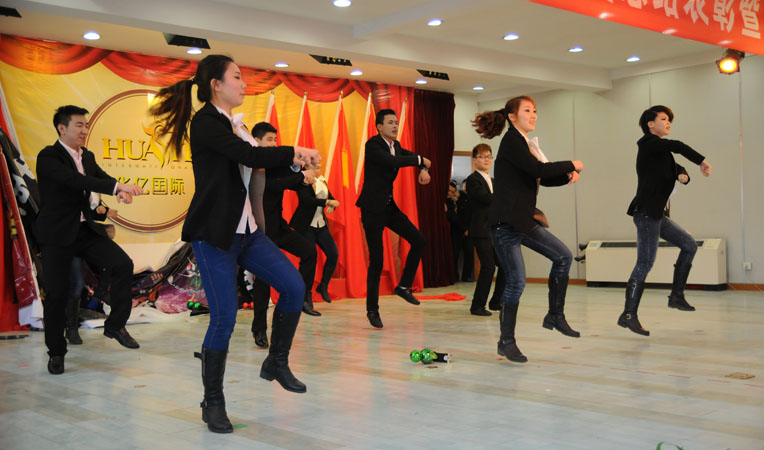 男裝部商場帶來的節目《華億大咖秀》