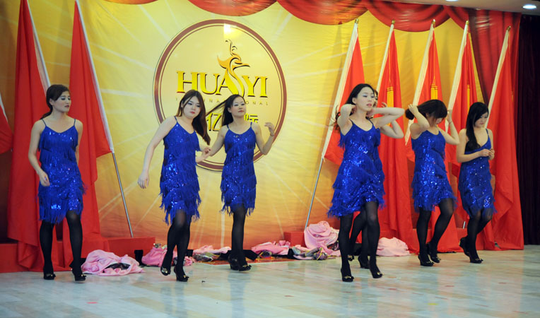 女裝部帶來的舞蹈《大清風尚》