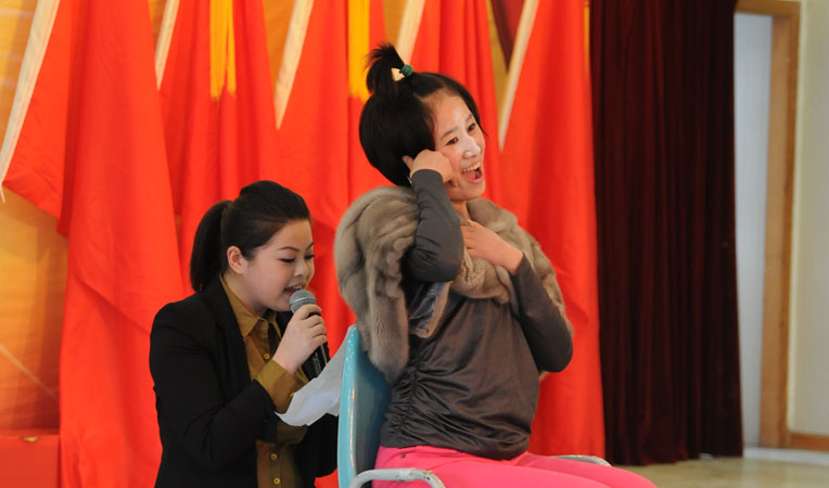 女裝部帶來的雙簧《打電話》