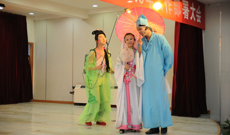 男裝部帶來的小品《新白蛇傳》