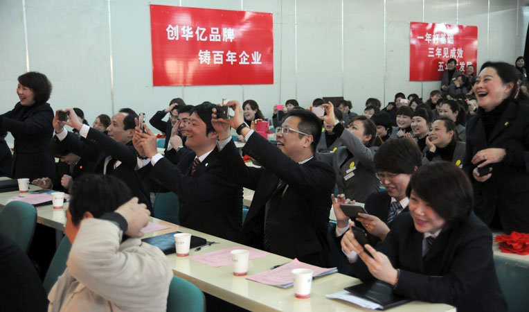 精彩的文藝表演博得了臺下領導的一致好評