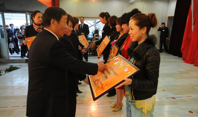 華億國際領導為獲得文藝演出優勝獎的部門頒獎