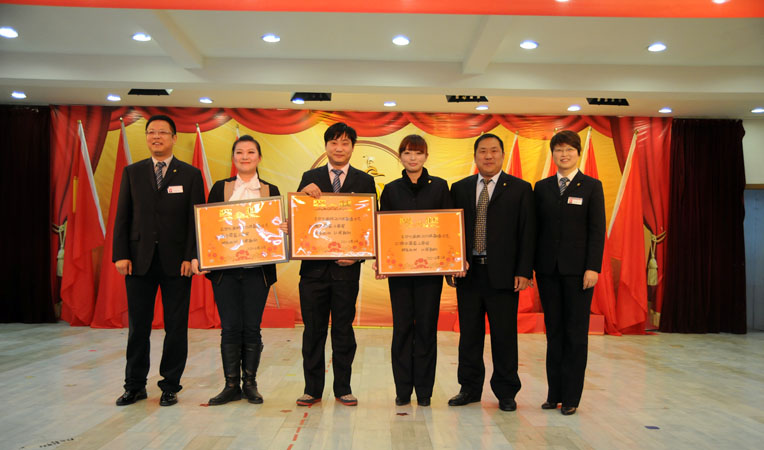 集團副總裁張靖(右二)、華億國際常務副總經理張樹華(左一)、華億國際副總經理孫艷(右一)為獲得文藝演出三等獎的部門頒獎