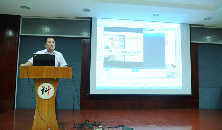 集團副總裁張靖作開場白