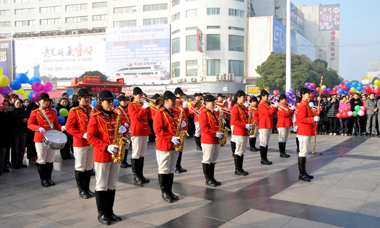 華億軍樂隊現場演奏《國歌》和《華億之歌》
