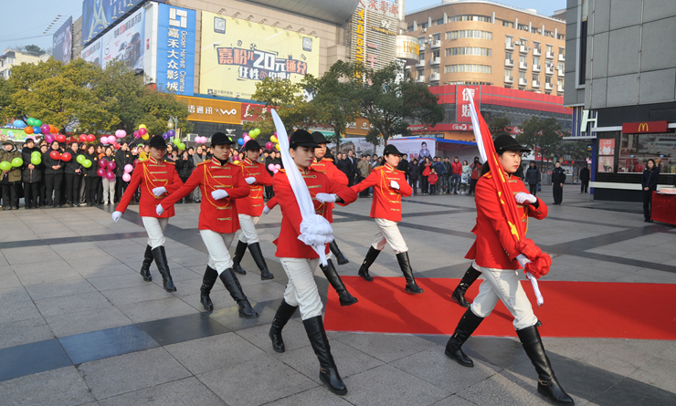 華億女子升旗手步調整齊劃一