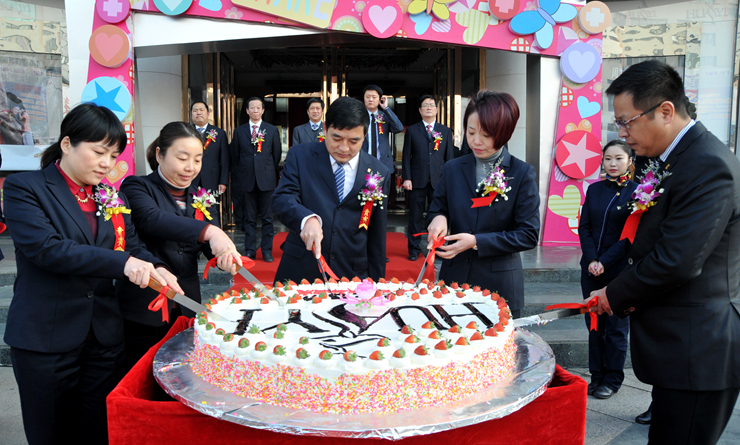 華億國際經營班子主要成員共同切開生日蛋糕