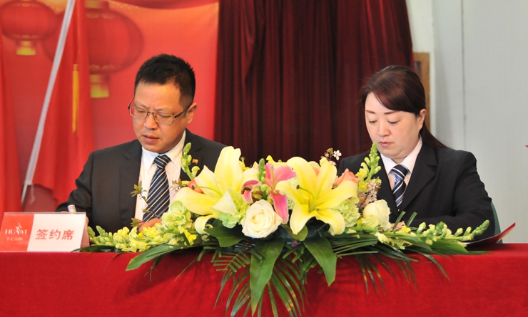 張樹華總經(jīng)理與阜陽店總經(jīng)理?xiàng)钇G菁簽訂2016年度《經(jīng)營(yíng)目標(biāo)責(zé)任書》