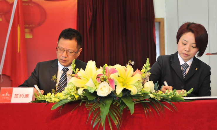 張樹華總經(jīng)理與星隆店總經(jīng)理張玲簽訂2016年度《經(jīng)營(yíng)目標(biāo)責(zé)任書》