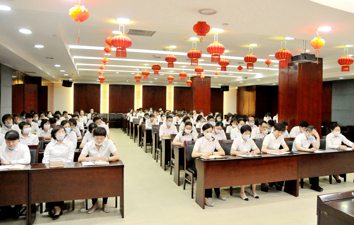 與會(huì)人員認(rèn)真聽取會(huì)議精神