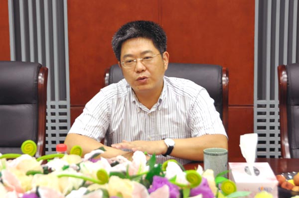 2。區委書記盧倉報向市領導匯報鏡湖區發展情況.jpg