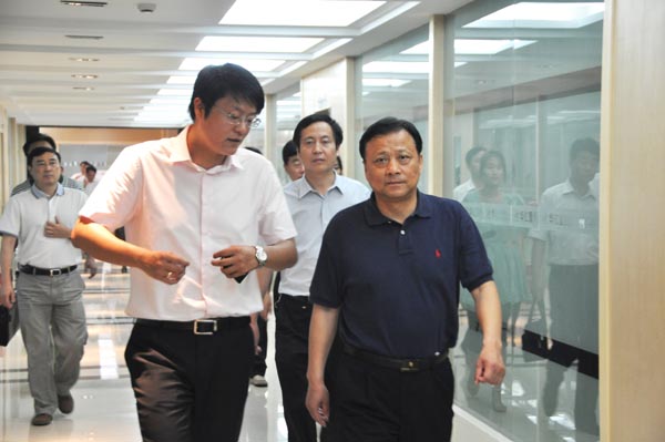 4.在華億置業公司，項領總裁向考察團介紹華億地產項目發展情況.jpg
