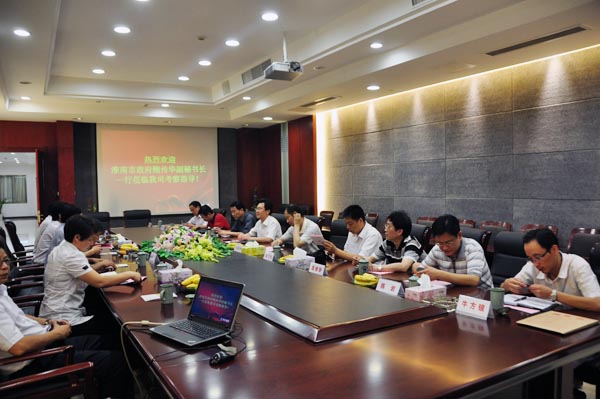 3.在集團會議廳，集團領(lǐng)導班子向考察組進行座談.jpg
