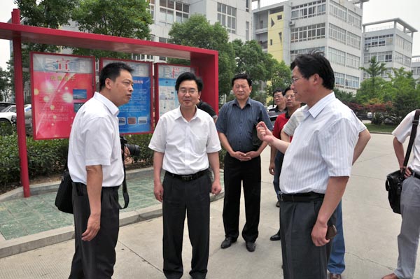 1.陳金海總經(jīng)理正在向考察組一行作科技園項目介紹.jpg